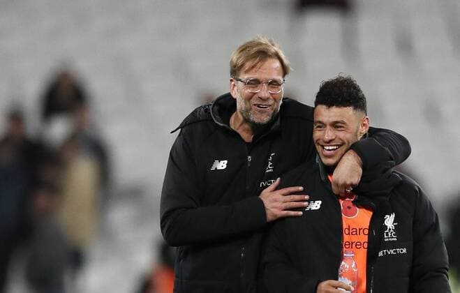 Liverpool s Jurgen Klopp celebrates at the final whistle with Alex Oxlade-Chamberlain during the premier league match at the London Stadium, London. Picture date 4th November 2017. Picture credit should read: David Klein Sportimage EDITORIAL USE ONLY. No use with unauthorised audio, video, data, fixture lists, club league logos or live services. Online in-match use limited to 120 images, no video emulation. No use in betting, games or single club league player publications.