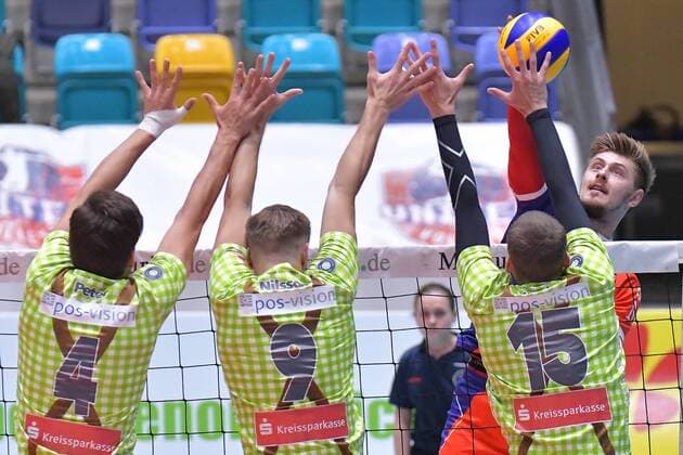 04.11.2017, xtkx, Volleyball Herren, United Volleys Frankfurt - TSV Herrsching, emspor, v.l. Tim Peter (Herrsching) , Wilhelm Nilsson (Herrsching) , Christoph Marks (Herrsching) , Adrian aciobantei (United Volleys), Frankfurt