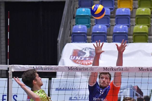 04.11.2017, xtkx, Volleyball Herren, United Volleys Frankfurt - TSV Herrsching, emspor, v.l. Tim Peter (Herrsching) , Lincoln Williams (United Volleys) , Frankfurt