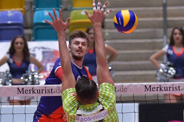 04.11.2017, xtkx, Volleyball Herren, United Volleys Frankfurt - TSV Herrsching, emspor, v.l. Adrian aciobantei (United Volleys), Frankfurt