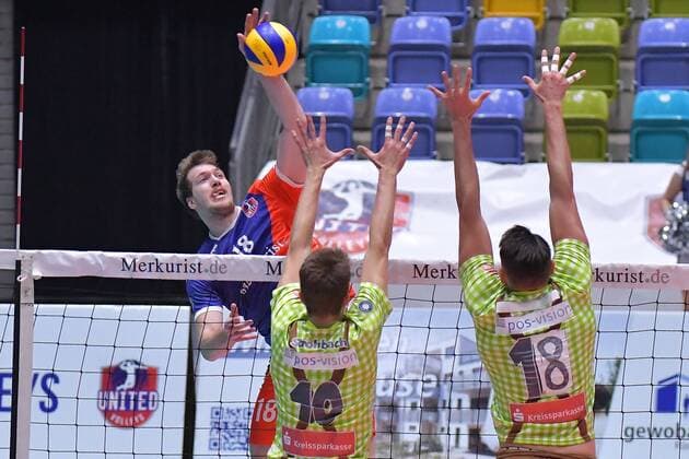 04.11.2017, xtkx, Volleyball Herren, United Volleys Frankfurt - TSV Herrsching, emspor, v.l. Lincoln Williams (United Volleys) , Tom Strohbach (Herrsching) , Andre Brown (Herrsching) , Frankfurt