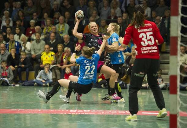 Buxtehuder SV vs TuS Metzingen, Handball, 1. Bundesliga, 04.11.17 Shenia Minevskaja (Nr. 13, TuS Metzingen); Buxtehuder SV vs TuS Metzingen