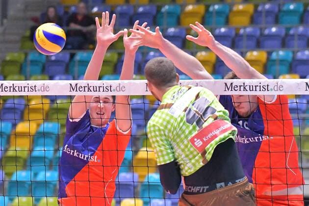 04.11.2017, xtkx, Volleyball Herren, United Volleys Frankfurt - TSV Herrsching, emspor, v.l. Georg Escher (United Volleys) , Christoph Marks (Herrsching) , Frankfurt