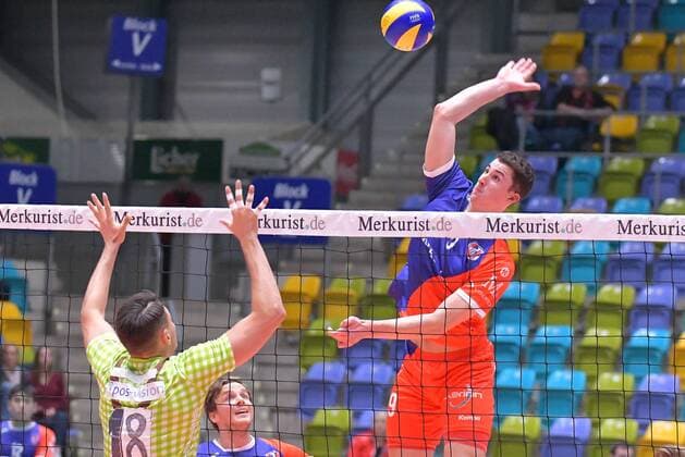 04.11.2017, xtkx, Volleyball Herren, United Volleys Frankfurt - TSV Herrsching, emspor, v.l. Andre Brown (Herrsching) , Georg Escher (United Volleys) , Frankfurt