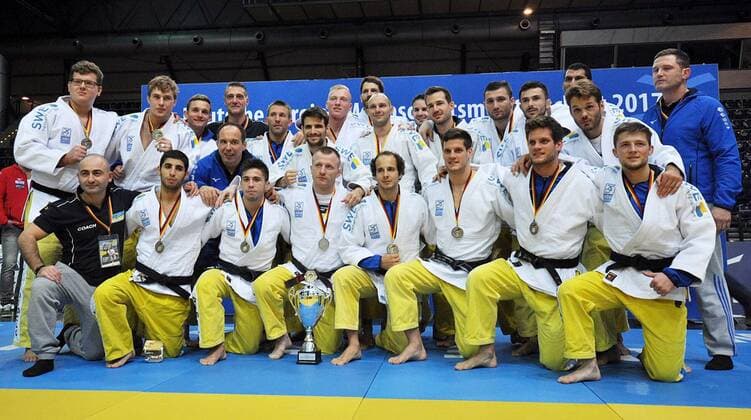 Deutsche Judo Bundesliga, Finale (04.11.2017). Finale Hamburger JT - KSV Esslingen Der KSV Esslingen feiert Silber und den zweiten Platz in der Deutschen Meisterschaft. Vize-Meister Esslingen. Leipzig Sachsen Deutschland *** German Judo Bundesliga Final 04 11 2017 Final Hamburger JT KSV Esslingen The KSV Esslingen celebrates silver and second place in the German Championship Vice Champion Esslingen Leipzig Saxony Germany