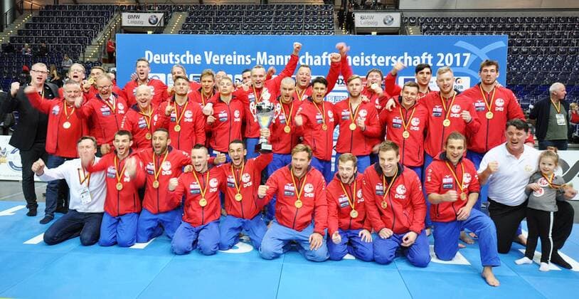 Deutsche Judo Bundesliga, Finale (04.11.2017). Finale Hamburger JT - KSV Esslingen Das Hamburger Judoteam feiert den Sieg der deutschen Meisterschaft. Deutscher Meister Hamburger JT. Leipzig Sachsen Deutschland *** German Judo Bundesliga Final 04 11 2017 Final Hamburger JT KSV Esslingen The Hamburg judo team celebrates the victory of the German Championship German Champion Hamburg JT Leipzig Saxony Germany