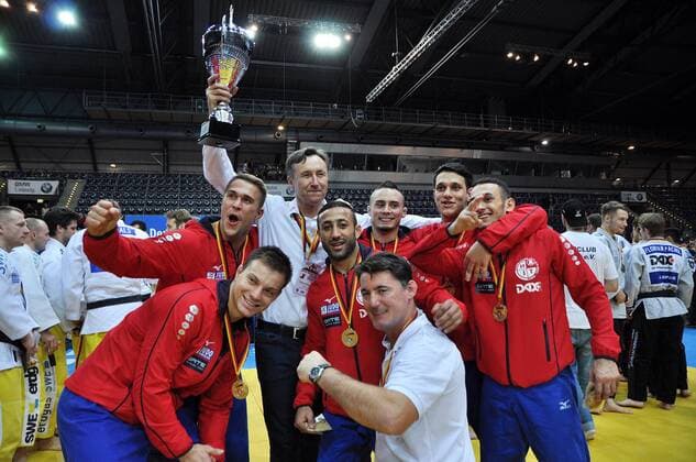 Deutsche Judo Bundesliga, Finale (04.11.2017). Finale Hamburger JT - KSV Esslingen Das Hamburger Judoteam mit Manager Thmas Schynol (hinten) und Trainer Slavko Tekic (vorn) feiert den Deutschen Meistertitel die Meisterschaft. Leipzig Sachsen Deutschland *** German Judo Bundesliga Final 04 11 2017 Final Hamburg JT KSV Esslingen The Hamburg judo team with manager Thmas Schynol behind and coach Slavko Tekic front celebrates the German championship title of the championship Leipzig Saxony Germany