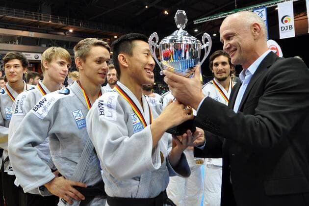 Deutsche Judo Bundesliga, Finale (04.11.2017). Finale Hamburger JT - KSV Esslingen Der Leipziger Judoka Kevin Müller erhält den Pokal für den dritten Platz von der Leipziger Judo-Legende Udo Quellmalz. Leipzig Sachsen Deutschland *** German Judo Bundesliga Final 04 11 2017 Final Hamburger JT KSV Esslingen The Leipzig judoka Kevin Müller receives the trophy for third place from the Leipzig judo legend Udo Quellmalz Leipzig Saxony Germany