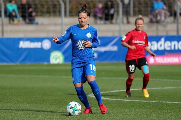 Vanessa Bernauer (Wolfsburg, 18), am Ball, Spielszene, Freisteller, Ganzkörper, Einzelbild, Aktion, Action, Fussball, Allianz Frauen-Bundesliga, SC Freiburg - VfL Wolfsburg,