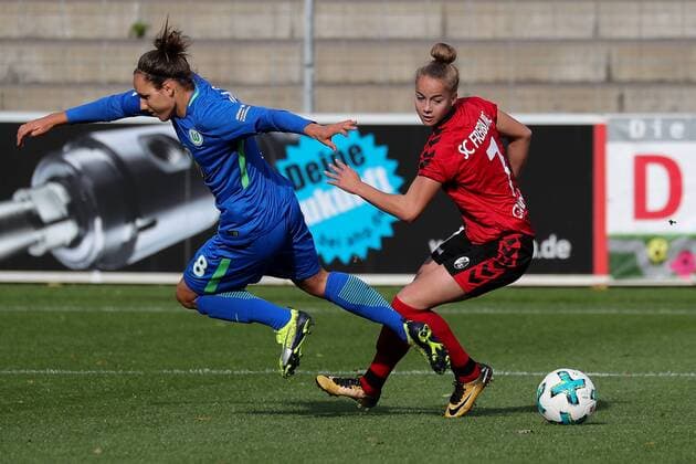 Die spielentscheidende Szene: Giulia Gwinn (Freiburg, 7, rechts) lässt Babett Peter (Wolfsburg, 8) ins Leere laufen und erzielt kurz darauf das Tor zum 1:0, Aktion, Action, Spielszene, Fussball, Allianz Frauen-Bundesliga, SC Freiburg - VfL Wolfsburg,