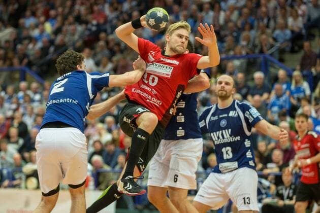 Patrick Miedema ( 10, HSG Nordhorn-Lingen) beim Wurf zwischen Maximilian Leon Bettin ( 2, Bergischer HC) und Leos Petrovsky ( 6, Bergischer HC) Bergischer HC vs. HSG Nordhorn-Lingen, Handball, 2. Bundesliga, 04.11.17 Solingen NRW Deutschland Klingenhalle
