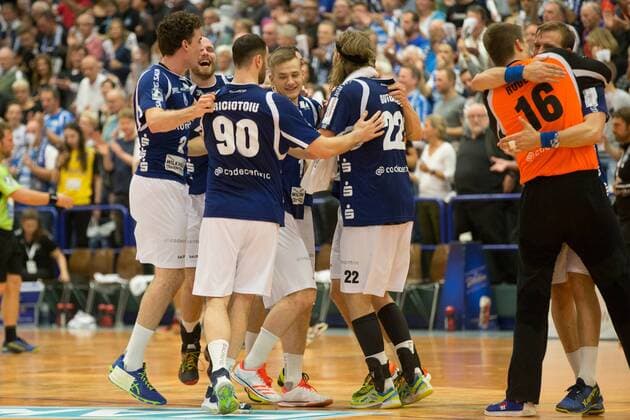 Die Mannschaft des Bergischer HC feiert den 29:18 Sieg über die HSG Nordhorn-Lingen mit Maximilian Leon Bettin ( 2, Bergischer HC), Bogdan Andrei Criciotoiu ( 90, Bergischer HC), Maciej Majdzinski ( 14, Bergischer HC) und Fabian Gutbrod ( 22, Bergischer HC), rechts Christopher Rudeck ( 16, TW, Bergischer HC) Bergischer HC vs. HSG Nordhorn-Lingen, Handball, 2. Bundesliga, 04.11.17 Solingen NRW Deutschland Klingenhalle