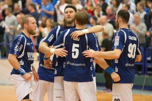 Die Mannschaft des Bergischer HC feiert den 29:18 Sieg über die HSG Nordhorn-Lingen mit Jan Artmann ( 17, Bergischer HC), Fabian Gutbrod ( 22, Bergischer HC), Max Darj ( 5, Bergischer HC) und Bogdan Andrei Criciotoiu ( 90, Bergischer HC) Bergischer HC vs. HSG Nordhorn-Lingen, Handball, 2. Bundesliga, 04.11.17 Solingen NRW Deutschland Klingenhalle