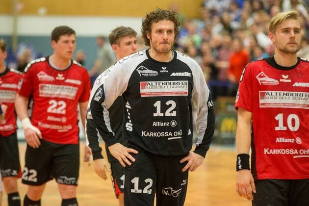 Björn Buhrmester ( 12, TW, HSG Nordhorn-Lingen) nach der Niederlage in Solingen beim Bergischen HC enttäuscht Bergischer HC vs. HSG Nordhorn-Lingen, Handball, 2. Bundesliga, 04.11.17 Solingen NRW Deutschland Klingenhalle