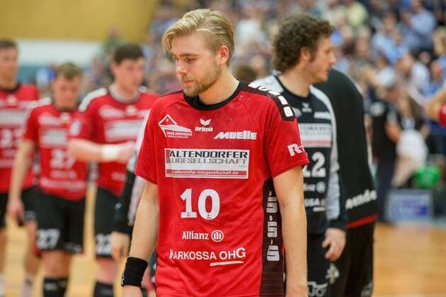 Patrick Miedema ( 10, HSG Nordhorn-Lingen) nach der Niederlage in Solingen beim Bergischen HC enttäuscht Bergischer HC vs. HSG Nordhorn-Lingen, Handball, 2. Bundesliga, 04.11.17 Solingen NRW Deutschland Klingenhalle