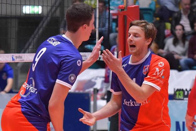 04.11.2017, xtkx, Volleyball Herren, United Volleys Frankfurt - TSV Herrsching, emspor, v.l. Georg Escher (United Volleys) , Patrick Steuerwald (United Volleys) , Frankfurt