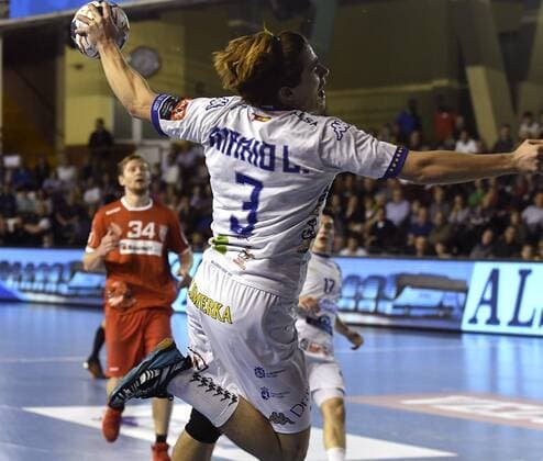 Ademar Leon player Ademar Mario Lopez in action against Dinamo Bucarest during their Champions League handball match played in Leon, Spain, 04 November 2017. ADEMAR LEON vs DINAMO BUCAREST !ACHTUNG: NUR REDAKTIONELLE NUTZUNG!  Copyright: xJ.xCASARESx GRA016 20171104-636454272310914093