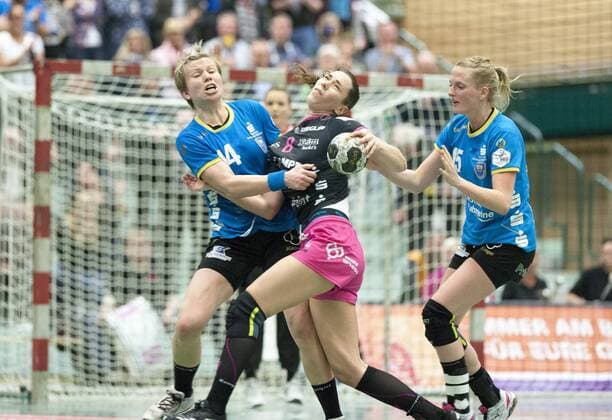Buxtehuder SV vs TuS Metzingen, Handball, DHB-Pokal, 04.11.17 Friederike Gubernatis (Nr. 14, Buxtehuder SV) gegen Monika Kobylinska (Nr. 8, TuS Metzingen); Buxtehuder SV vs TuS Metzingen