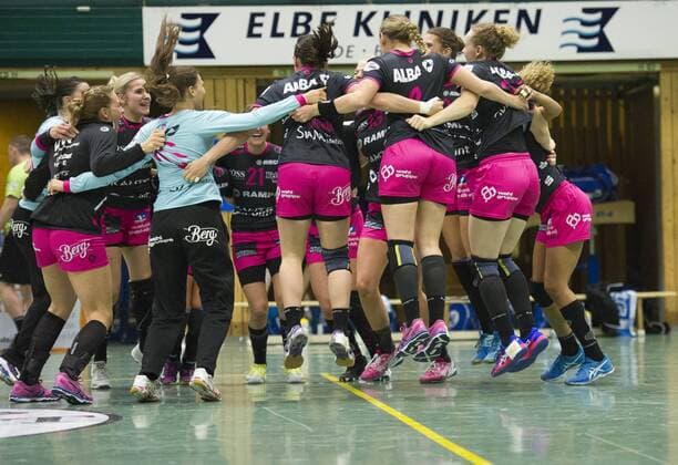Buxtehuder SV vs TuS Metzingen, Handball, DHB-Pokal, 04.11.17 Das Team des TuS Metzingen bejubelt den Sieg im Achtelfinale; Buxtehuder SV vs TuS Metzingen