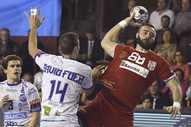 Mocanu Narius Iulian (R) of Dinamo Bucarest in action against Ademas Leon during their Champions League handball match played in Leon, Spain, 04 November 2017. ADEMAR LEON vs DINAMO BUCAREST !ACHTUNG: NUR REDAKTIONELLE NUTZUNG!  Copyright: xJ.xCASARESx GRA016 20171104-636454273718658093