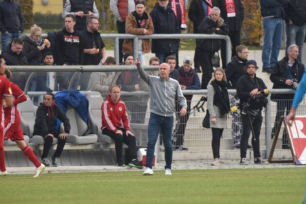 04.11.2017 Neu-Isenburg, Sportpark Fussball LOTTO Hessenliga Saison 2017 2018 SG Rotweiss Frankfurt gegen Hessen Dreieich Trainer Mario Basler (RW Frankfurt) tobt an der Seitenlinie