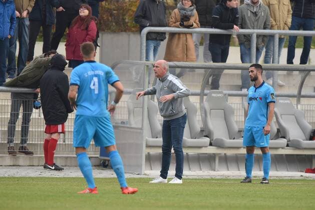 04.11.2017 Neu-Isenburg, Sportpark Fussball LOTTO Hessenliga Saison 2017 2018 SG Rotweiss Frankfurt gegen Hessen Dreieich Trainer Mario Basler (RW Frankfurt) tobt an der Seitenlinie