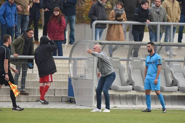 04.11.2017 Neu-Isenburg, Sportpark Fussball LOTTO Hessenliga Saison 2017 2018 SG Rotweiss Frankfurt gegen Hessen Dreieich Trainer Mario Basler (RW Frankfurt) tobt an der Seitenlinie
