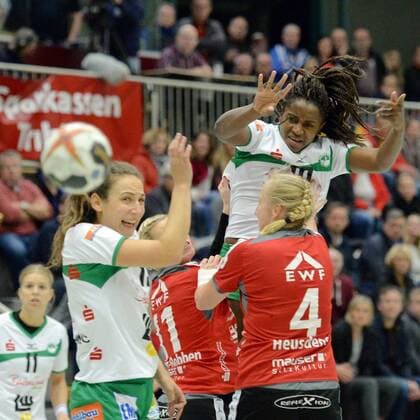 Prudence Georgette Kinlend (Frisch Auf Goeppingen) beim Wurf; Karin Weigelt (Frisch Auf Goeppingen) (L), Miranda Schmidt-Robben (HSG Bad Wildungen Vipers) und Sabine Heusdens (HSG Bad Wildungen Vipers) (R) -- Handball --- DHB-Pokal 3. Runde, Frauen --- HSG Bad Wildungen Vipers vs Frisch Auf! Goeppingen --- 04.11.2017, Bad Wildungen Copyright: xEibner-Pressefoto RolandxSippelx EP_RSL