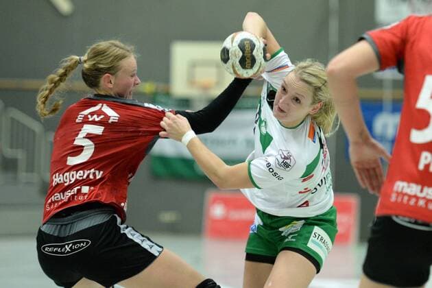 Alexandra Sviridenko (Frisch Auf Goeppingen) (am Ball) und Tamara Haggerty (HSG Bad Wildungen Vipers) -- Handball --- DHB-Pokal 3. Runde, Frauen --- HSG Bad Wildungen Vipers vs Frisch Auf! Goeppingen --- 04.11.2017, Bad Wildungen Copyright: xEibner-Pressefoto RolandxSippelx EP_RSL