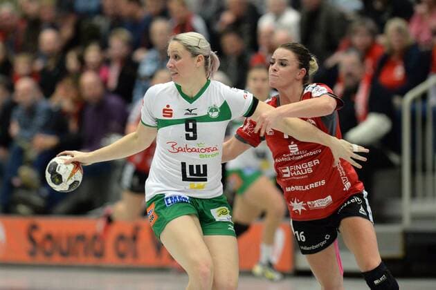 Johanna Schindler (Frisch Auf Goeppingen) (am Ball) und Mariel Stefanie Beugels (HSG Bad Wildungen Vipers) -- Handball --- DHB-Pokal 3. Runde, Frauen --- HSG Bad Wildungen Vipers vs Frisch Auf! Goeppingen --- 04.11.2017, Bad Wildungen Copyright: xEibner-Pressefoto RolandxSippelx EP_RSL