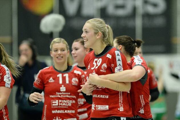 Jubel nach dem Sieg; Lisa-Marie Preis (HSG Bad Wildungen Vipers) (vorne), Miranda Schmidt-Robben (HSG Bad Wildungen Vipers) (L) -- Handball --- DHB-Pokal 3. Runde, Frauen --- HSG Bad Wildungen Vipers vs Frisch Auf! Goeppingen --- 04.11.2017, Bad Wildungen Copyright: xEibner-Pressefoto RolandxSippelx EP_RSL