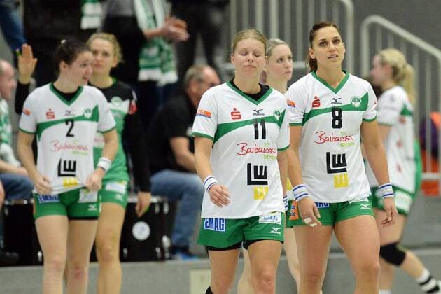 enttaeuscht, frustriert, Emotion nach der Niederlage; Michaela Hrbkova, Karin Weigelt (Frisch Auf Goeppingen) (vorne, R), Anja Brugger (L, hinten) -- Handball --- DHB-Pokal 3. Runde, Frauen --- HSG Bad Wildungen Vipers vs Frisch Auf! Goeppingen --- 04.11.2017, Bad Wildungen Copyright: xEibner-Pressefoto RolandxSippelx EP_RSL