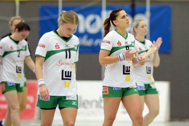 enttaeuscht, frustriert, Emotion nach der Niederlage; Michaela Hrbkova, Karin Weigelt (Frisch Auf Goeppingen) (vorne, R), Anja Brugger (L, hinten) -- Handball --- DHB-Pokal 3. Runde, Frauen --- HSG Bad Wildungen Vipers vs Frisch Auf! Goeppingen --- 04.11.2017, Bad Wildungen Copyright: xEibner-Pressefoto RolandxSippelx EP_RSL