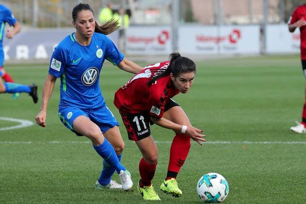 v.li.: Sara Björk Gunnarsdottir (Sara Bjoerk Gunnarsdottir, Wolfsburg, 7), Hasret Kayikci (Freiburg, 11), Aktion, Action, Spielszene, Fussball, Allianz Frauen-Bundesliga, SC Freiburg - VfL Wolfsburg,
