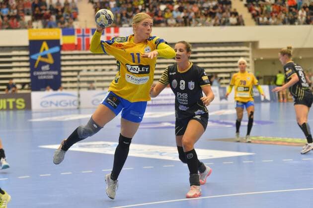 November 4, 2017 - Bucharest, Romania - Nykoping s Sarah Iversen vs CSM Bucharest s Sabina Jacobsen during Handball EHF WomenÃ¢â‚¬â ¢s Champions League, Group Match between Csm Bucharest (ROU) Nykobing Falster (DEN) on 3 November 2017 in Bucharest, Romania. Csm Bucharest v Nykobing Falster - EHF Women s Champions League  - ZUMAn230 20171104_zaa_n230_587 Copyright: xAlexxNicodimx