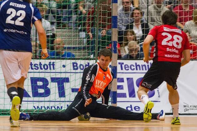 Christopher Rudeck ( 16, TW, Bergischer HC) pariert Siebenmeter von Lasse Seidel ( 28, HSG Nordhorn-Lingen) Bergischer HC vs. HSG Nordhorn-Lingen, Handball, 2. Bundesliga, 04.11.17 Solingen NRW Deutschland Klingenhalle