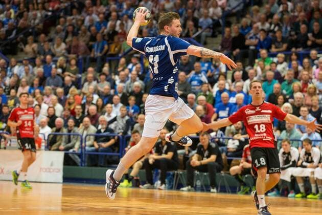 Arnor Thor Gunnarsson ( 11, Bergischer HC) beim Wurf Bergischer HC vs. HSG Nordhorn-Lingen, Handball, 2. Bundesliga, 04.11.17 Solingen NRW Deutschland Klingenhalle