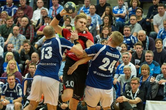 Kristian Nippes ( 13, Bergischer HC) und Linus Arnesson ( 24, Bergischer HC) stoppen Patrick Miedema ( 10, HSG Nordhorn-Lingen) Bergischer HC vs. HSG Nordhorn-Lingen, Handball, 2. Bundesliga, 04.11.17 Solingen NRW Deutschland Klingenhalle