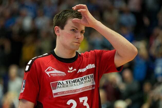 Jens Wiese ( 23, HSG Nordhorn-Lingen) nach der Niederlage in Solingen beim Bergischen HC enttäuscht Bergischer HC vs. HSG Nordhorn-Lingen, Handball, 2. Bundesliga, 04.11.17 Solingen NRW Deutschland Klingenhalle