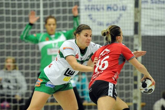 Petra Adamkova (Frisch Auf Goeppingen) (L) und Mariel Stefanie Beugels (HSG Bad Wildungen Vipers) (am Ball) -- Handball --- DHB-Pokal 3. Runde, Frauen --- HSG Bad Wildungen Vipers vs Frisch Auf! Goeppingen --- 04.11.2017, Bad Wildungen Copyright: xEibner-Pressefoto RolandxSippelx EP_RSL