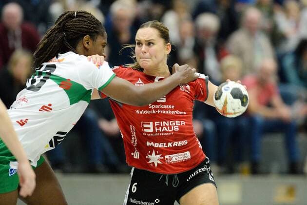 Anouk Nieuwenweg (HSG Bad Wildungen Vipers) (am Ball) und Prudence Georgette Kinlend (Frisch Auf Goeppingen) -- Handball --- DHB-Pokal 3. Runde, Frauen --- HSG Bad Wildungen Vipers vs Frisch Auf! Goeppingen --- 04.11.2017, Bad Wildungen Copyright: xEibner-Pressefoto RolandxSippelx EP_RSL