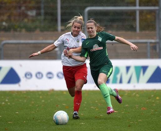 05.11.2017, xhbx, Fussball 1.Bundesliga Frauen, 1.FFC Frankfurt - SV Werder Bremen, emspor v.l. Lily Agg (1.FFC Frankfurt), Nina Lührßen (SV Werder Bremen Frauen) Frankfurt am Main
