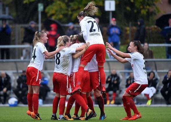 05.11.2017, xhbx, Fussball 1.Bundesliga Frauen, 1.FFC Frankfurt - SV Werder Bremen, emspor v.l. Torjubel, Goal celebration, celebrate the goal 1:0 durch Laura Stoerzel (1.FFC Frankfurt) Frankfurt am Main