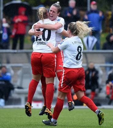 05.11.2017, xhbx, Fussball 1.Bundesliga Frauen, 1.FFC Frankfurt - SV Werder Bremen, emspor v.l. Torjubel, Goal celebration, celebrate the goal 1:0 Laura Stoerzel (1.FFC Frankfurt), Sophie Schmidt (1.FFC Frankfurt), Lily Agg (1.FFC Frankfurt) Frankfurt am Main