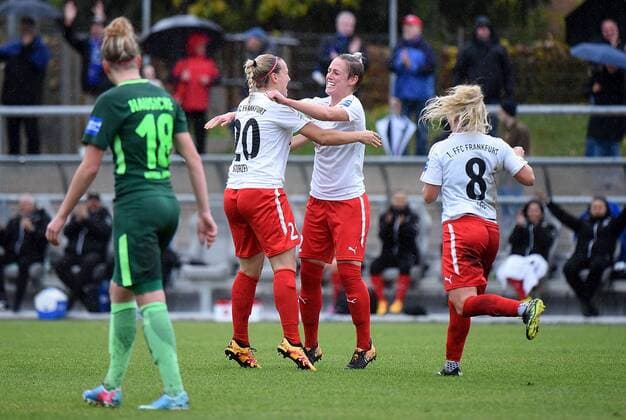 05.11.2017, xhbx, Fussball 1.Bundesliga Frauen, 1.FFC Frankfurt - SV Werder Bremen, emspor v.l. Torjubel, Goal celebration, celebrate the goal 1:0 Lina Hausicke (SV Werder Bremen Frauen), Laura Stoerzel (1.FFC Frankfurt), Sophie Schmidt (1.FFC Frankfurt), Lily Agg (1.FFC Frankfurt) Frankfurt am Main