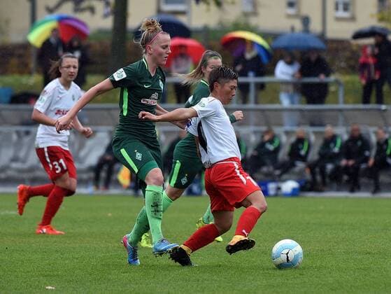 05.11.2017, xhbx, Fussball 1.Bundesliga Frauen, 1.FFC Frankfurt - SV Werder Bremen, emspor v.l. Lina Hausicke (SV Werder Bremen Frauen), Kumi Yokoyama (1.FFC Frankfurt) Frankfurt am Main