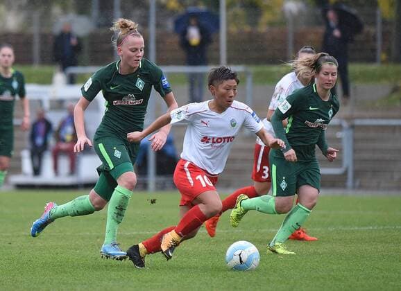 05.11.2017, xhbx, Fussball 1.Bundesliga Frauen, 1.FFC Frankfurt - SV Werder Bremen, emspor v.l. Lina Hausicke (SV Werder Bremen Frauen), Kumi Yokoyama (1.FFC Frankfurt) Frankfurt am Main
