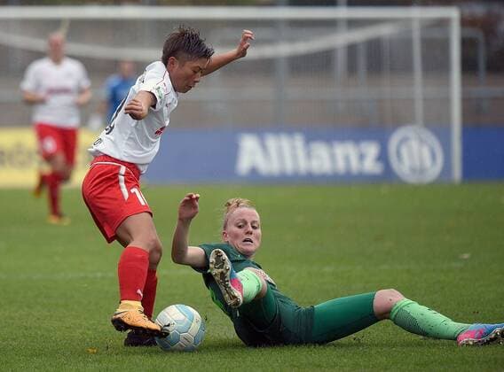 05.11.2017, xhbx, Fussball 1.Bundesliga Frauen, 1.FFC Frankfurt - SV Werder Bremen, emspor v.l. Kumi Yokoyama (1.FFC Frankfurt), Lina Hausicke (SV Werder Bremen Frauen), Frankfurt am Main
