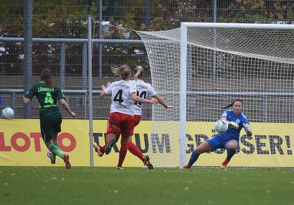 05.11.2017, xhbx, Fussball 1.Bundesliga Frauen, 1.FFC Frankfurt - SV Werder Bremen, emspor v.l. Nina Lührßen (SV Werder Bremen Frauen), Kathrin Hendrich (1.FFC Frankfurt), Laura Stoerzel (1.FFC Frankfurt), Bryane Haeberkin (1.FFC Frankfurt) Frankfurt am Main