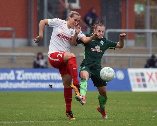 05.11.2017, xhbx, Fussball 1.Bundesliga Frauen, 1.FFC Frankfurt - SV Werder Bremen, emspor v.l. Laura Stoerzel (1.FFC Frankfurt), Cindy König (SV Werder Bremen Frauen) Frankfurt am Main